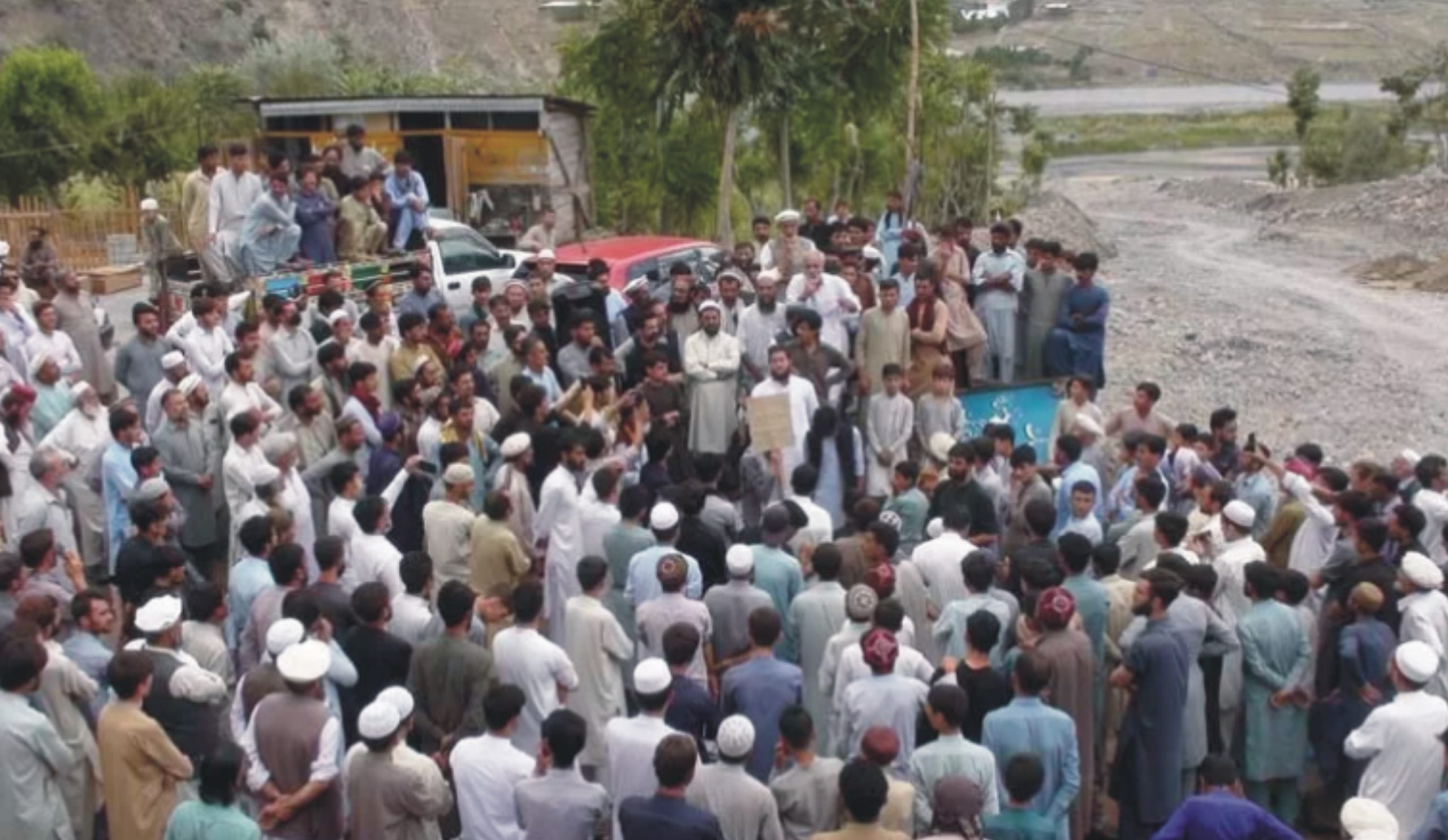 chitral road blocked