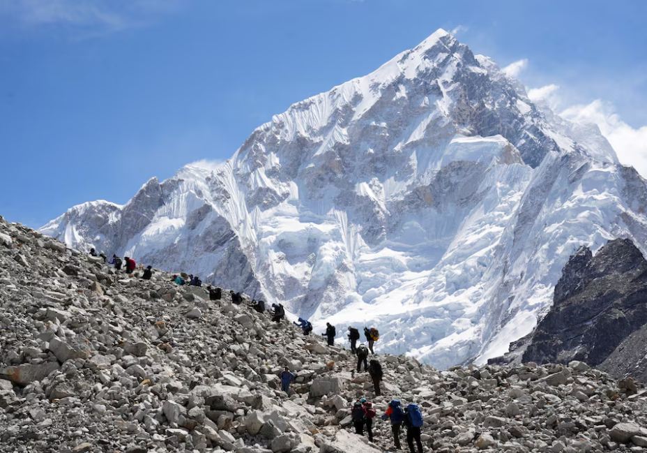 everest and trekkers